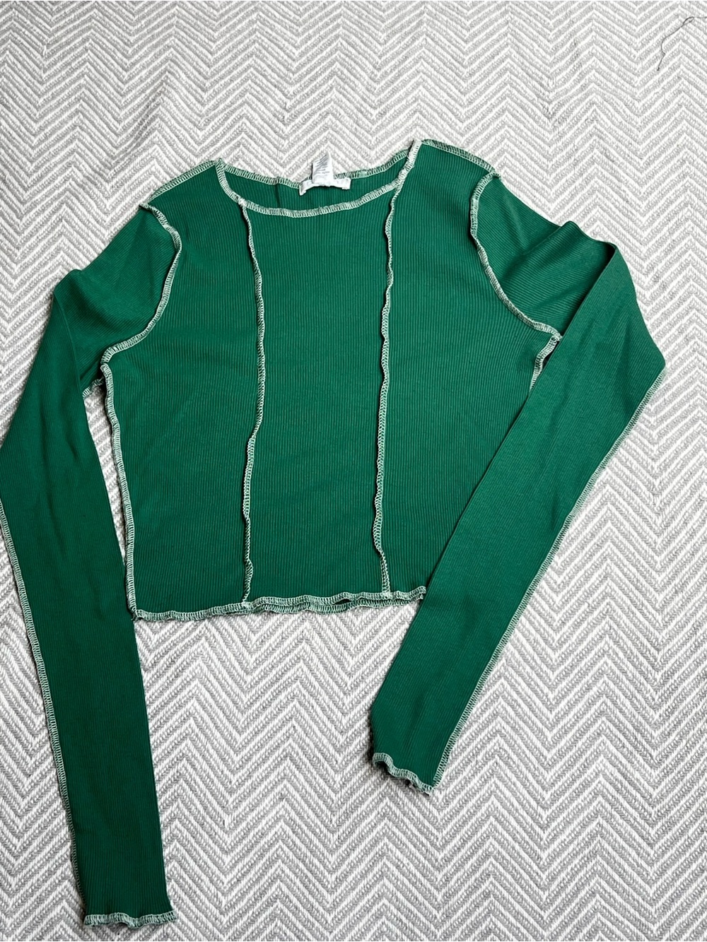 Ribbed Long-Sleeve Cropped Top in Green with Contrast Seams